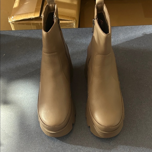 Cougar Waterproof Leather Heeled Ankle Boots - Villa Almond Size 8 - Picture 1 of 7